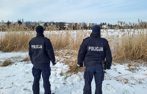 policjanci patrolują okolice stawu