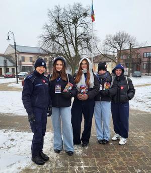 uczestnicy WOŚP i policjanci