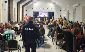 uczestnicy WOŚP i policjanci