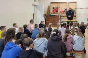 policjanci i uczniowie