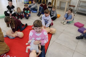uczestnicy zając w bibliotece