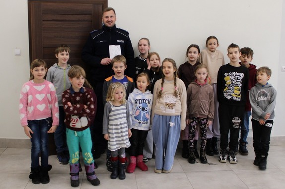 uczestnicy zając w bibliotece