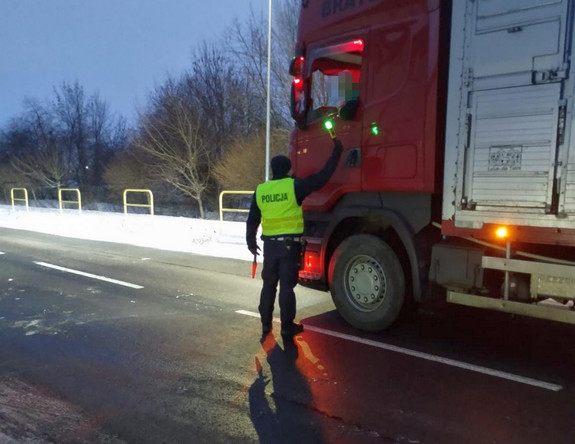 policjanci kontrolują kierowców