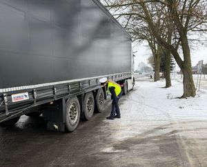 policjanci podczas kontroli