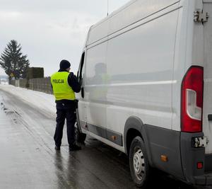 policjanci podczas kontroli