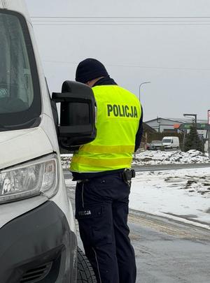 policjanci podczas kontroli
