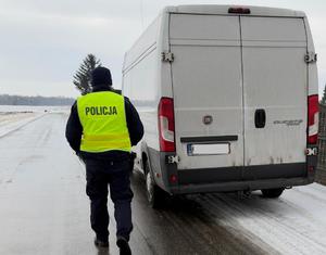 policjanci podczas kontroli