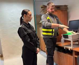 uczniowie na spotkaniu z policjantami