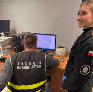 uczniowie na spotkaniu z policjantami