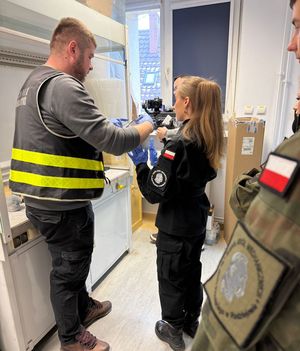 uczniowie na spotkaniu z policjantami