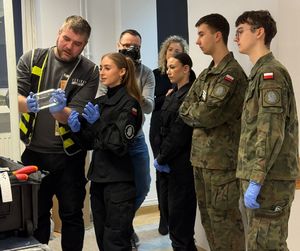 uczniowie na spotkaniu z policjantami