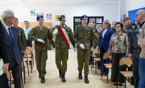 uczestnicy otwarcia strzelnicy