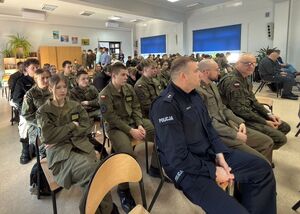 uczestnicy otwarcia strzelnicy