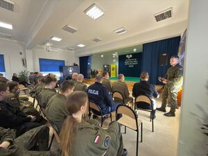 uczestnicy otwarcia strzelnicy