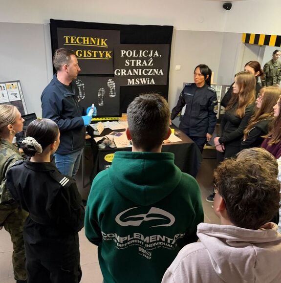 policjanci i uczniuowie