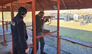 policjanci na strzelnicy