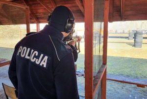 policjanci na strzelnicy