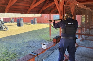 policjanci na strzelnicy