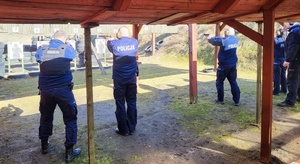 policjanci na strzelnicy
