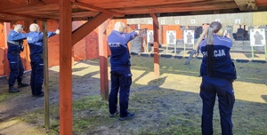 policjanci na strzelnicy