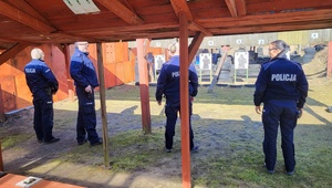 policjanci na strzelnicy