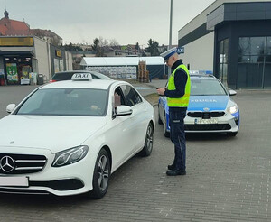 policjant kontroluje taxi