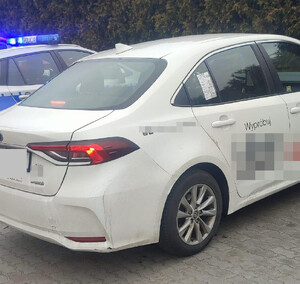 policjant kontroluje taxi