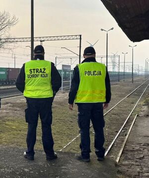 mundurowi przy torach