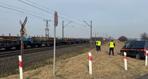 mundurowi przy torach