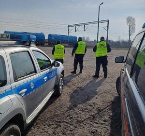 mundurowi przy torach