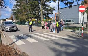 Policjanci na spacerze z dziećmi