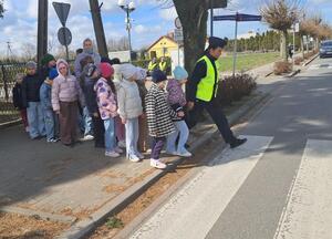 Policjanci na spacerze z dziećmi