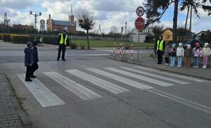 Policjanci na spacerze z dziećmi