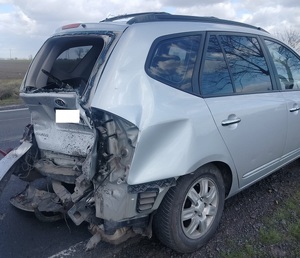 Zdjęcia z miejsca zdarzenia drogowego z udziałem trzech pojazdów