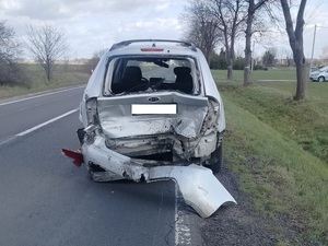 Zdjęcia z miejsca zdarzenia drogowego z udziałem trzech pojazdów