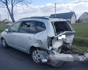 Zdjęcia z miejsca zdarzenia drogowego z udziałem trzech pojazdów