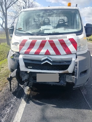 Zdjęcia z miejsca zdarzenia drogowego z udziałem trzech pojazdów