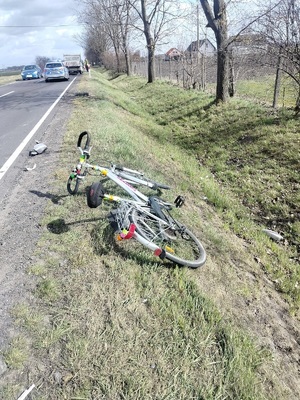 Zdjęcia z miejsca zdarzenia drogowego z udziałem trzech pojazdów
