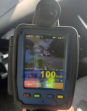 policjanci na drodze i logo działań