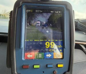 policjanci na drodze i logo działań