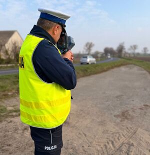 policjanci na drodze i logo działań