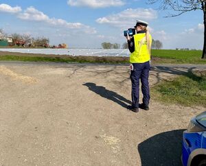 policjanci na drodze i logo działań
