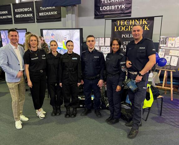 mundurowi nauczyciele i uczniowie