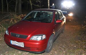 porzucone auto i sprwca z policjantem