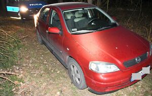 porzucone auto i sprwca z policjantem