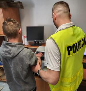 porzucone auto i sprwca z policjantem