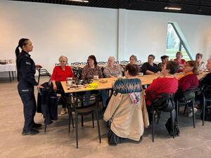 policjantka u seniorów