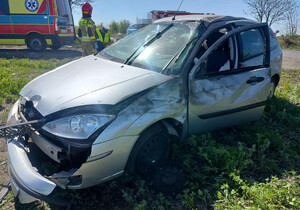 miejsce zdarzenia i uszkodzone auto