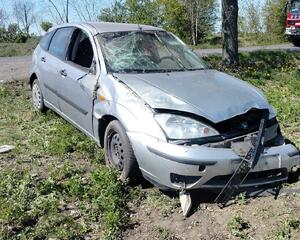 miejsce zdarzenia i uszkodzone auto