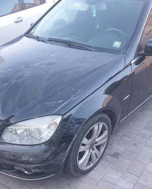 uszkodzony sklep i auto po kolizji
